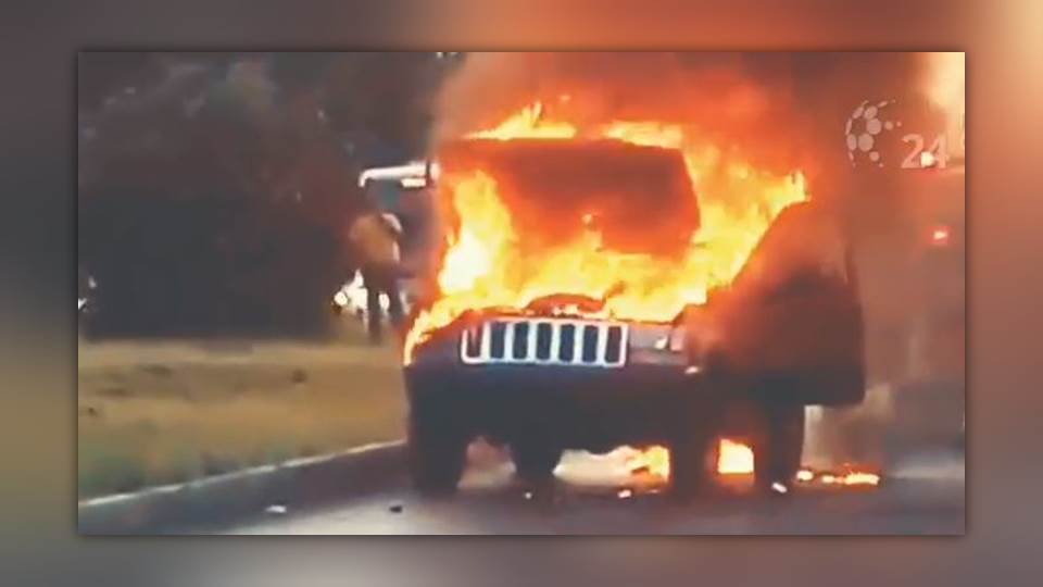 Genera pánico camioneta que se incendia en el Praxedis Balboa