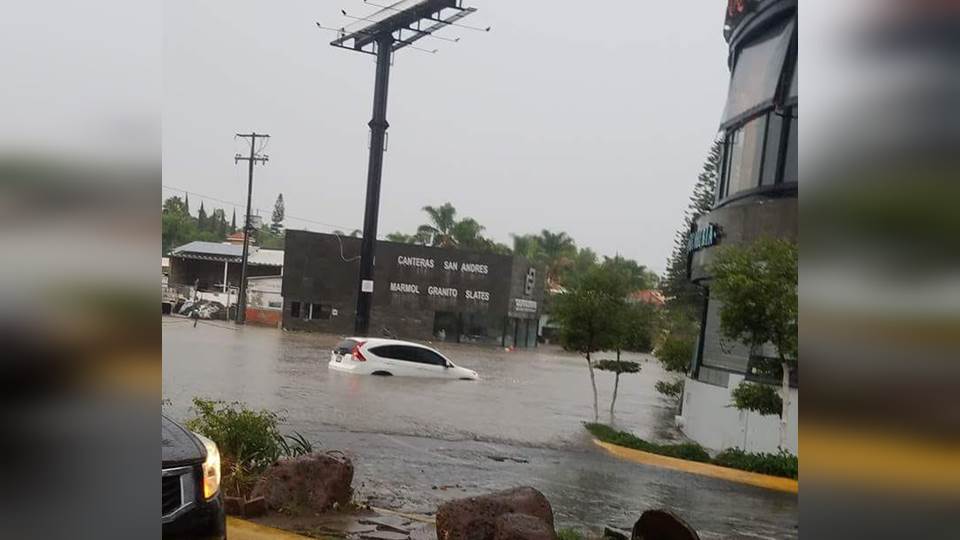  Lluvia provoca severas inundaciones en Guadalajara