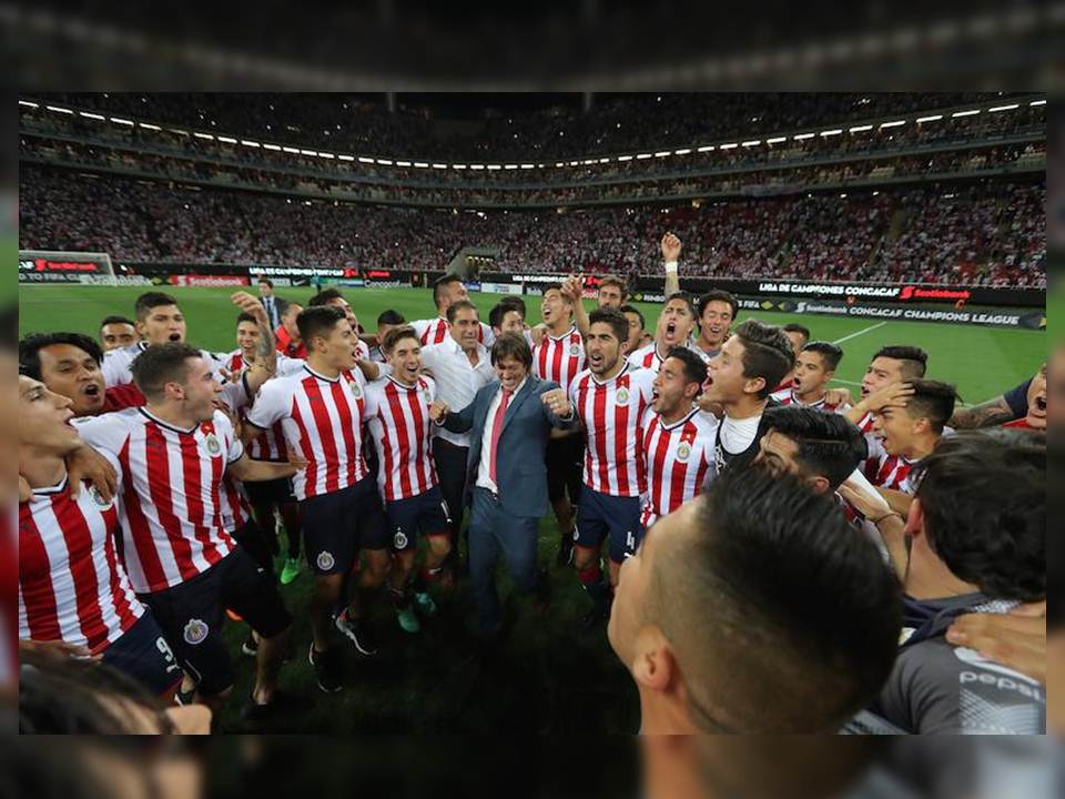 Jugadores de Chivas desafían a su directiva