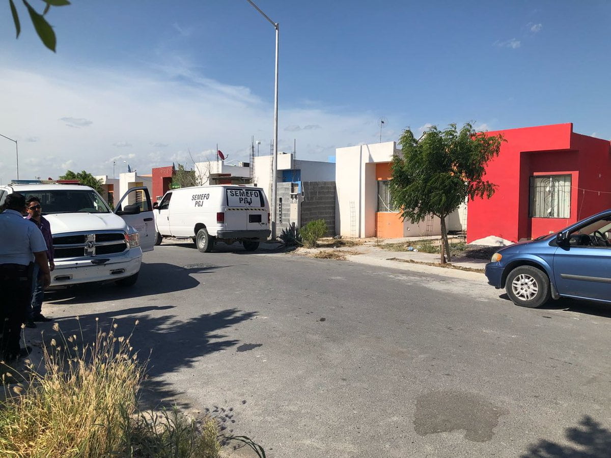 Encuentran a hombre semienterrado en vivienda