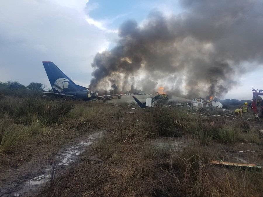 Avión de Aeroméxico se desploma en aeropuerto en Durango