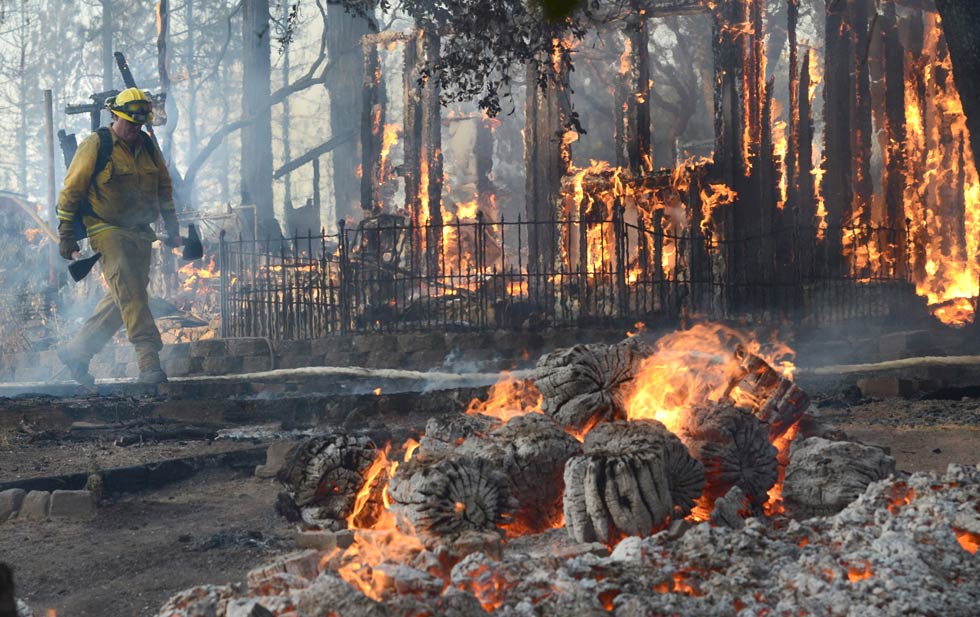 Desalojan a más de 10 mil personas por incendios forestales en California