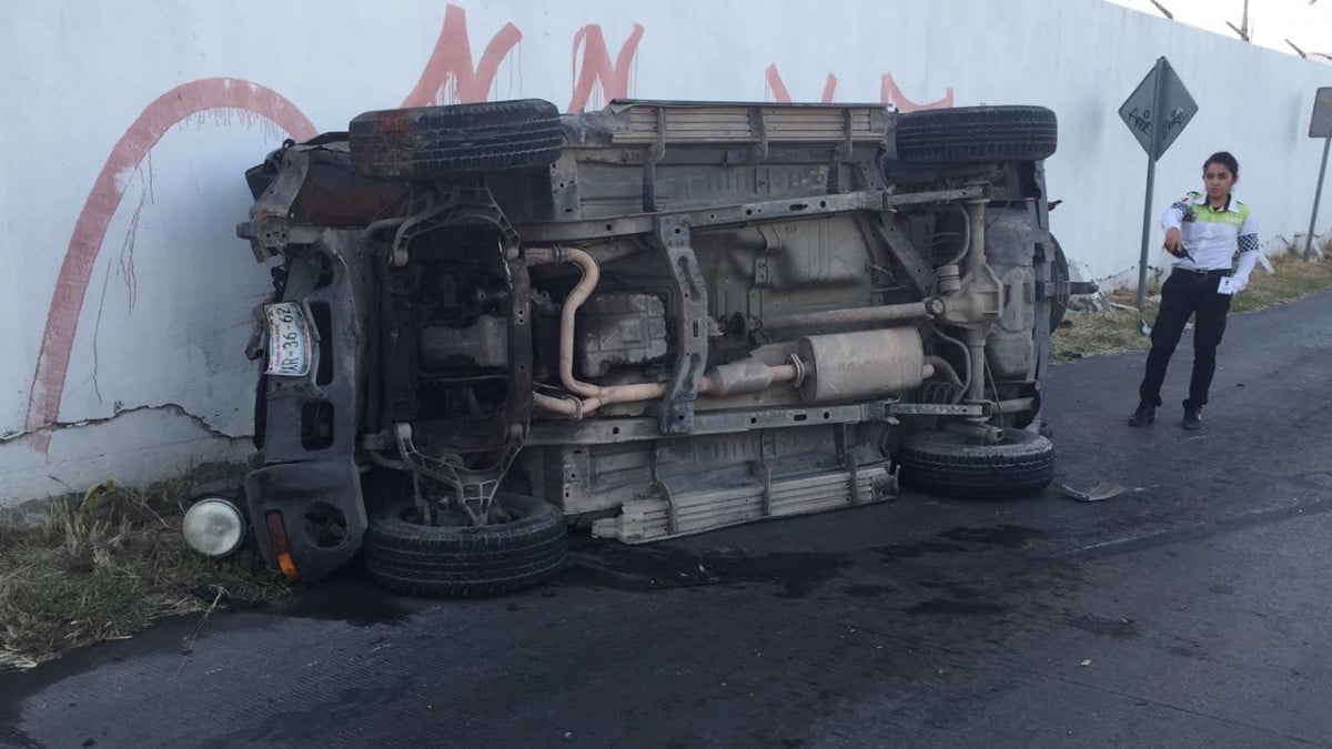 Se salva de morir tras volcar su camioneta en el eje vial de Victoria