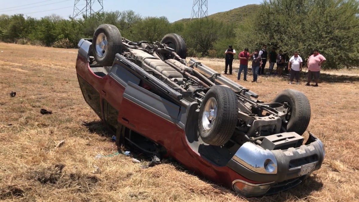 Se salva familia de morir en volcadura
