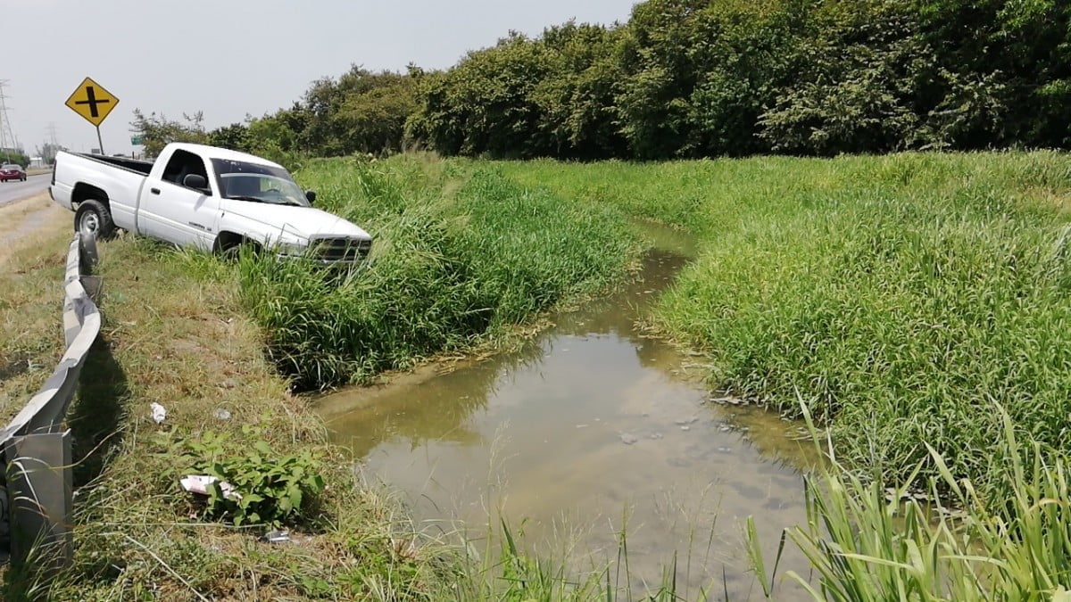 Conductor se salva de caer a canal en Altamira