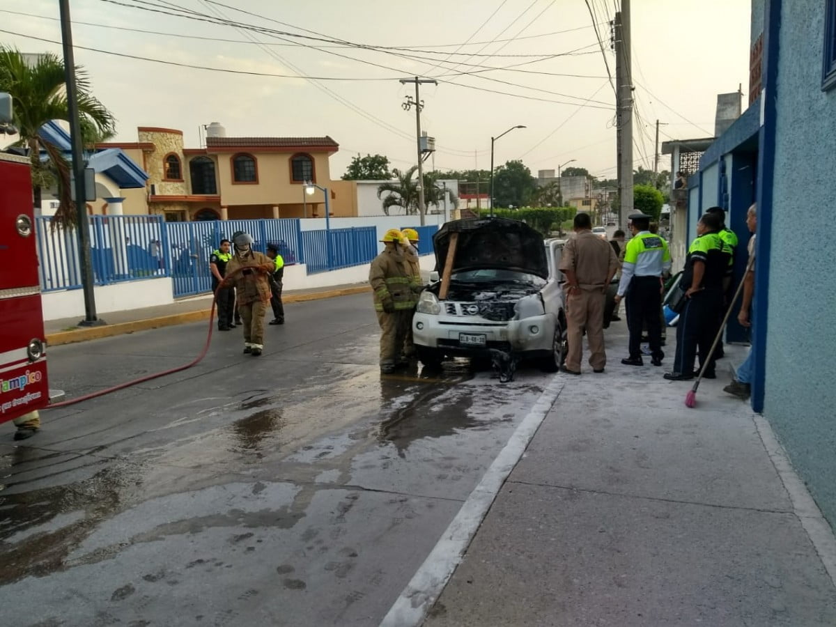 Se incendia camioneta frente a Preparatoria en Tampico