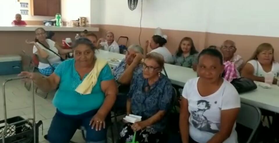 Abuelitos de bajos recursos reciben despensas en Nuevo Laredo