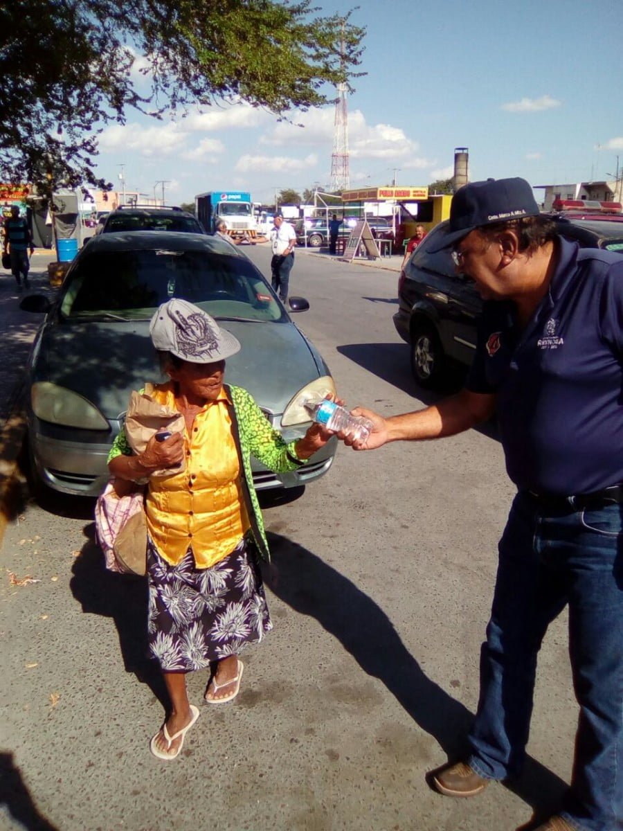Distribuye Gobierno de Reynosa agua fresca a indigentes