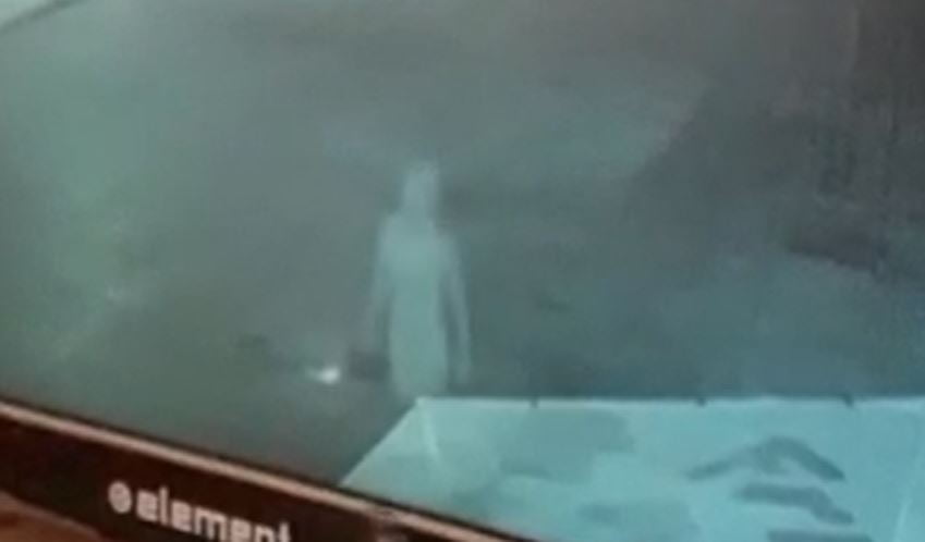 Extraño fenómeno: Cámaras captan a ‘fantasma’ paseando en Victoria