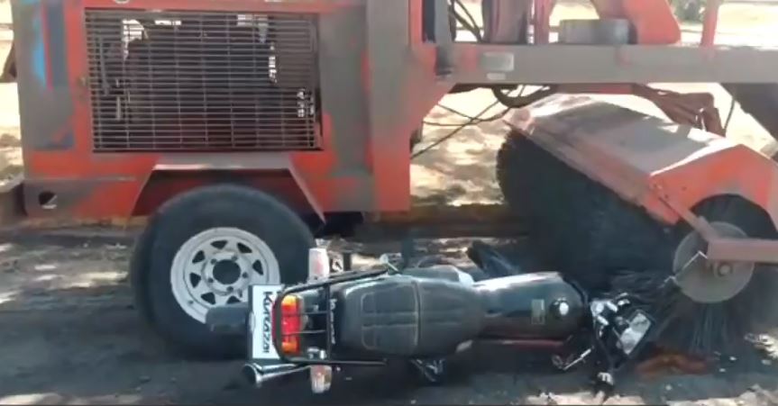 Derrapan en motocicleta y se estampan contra barredora