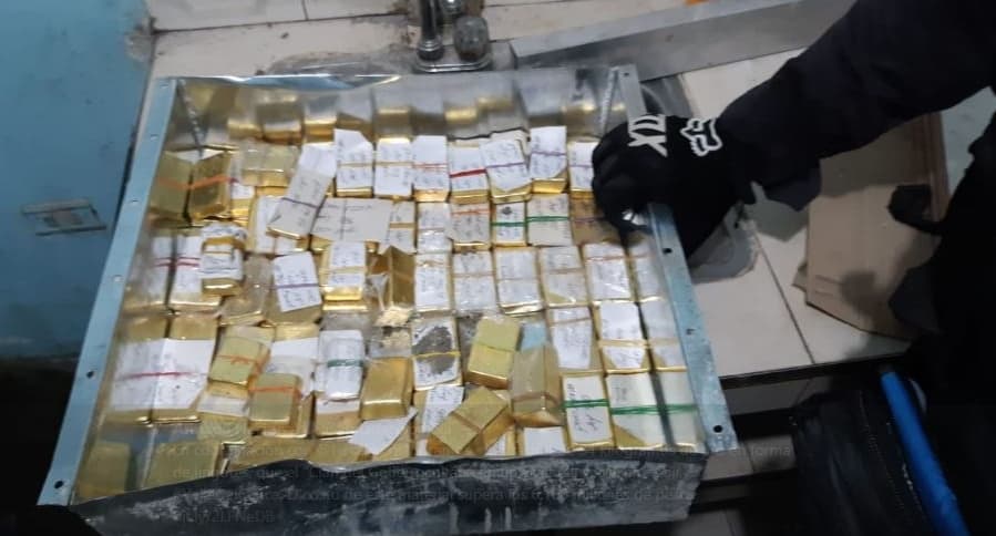 Decomisan más de 2 millones de dólares en lingotes de oro