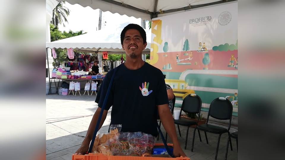 Impiden vender a discapacitado por no contar con permiso