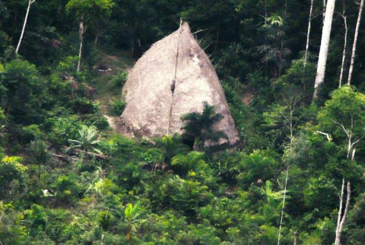 Dron graba a tribu que vive aislada en la Amazonia brasileña