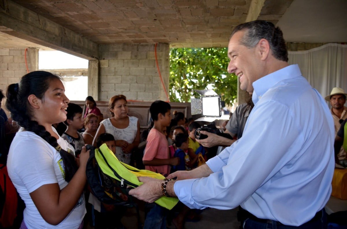 Adrián Oseguera comprometido con la educación, entrega útiles en El Chipús