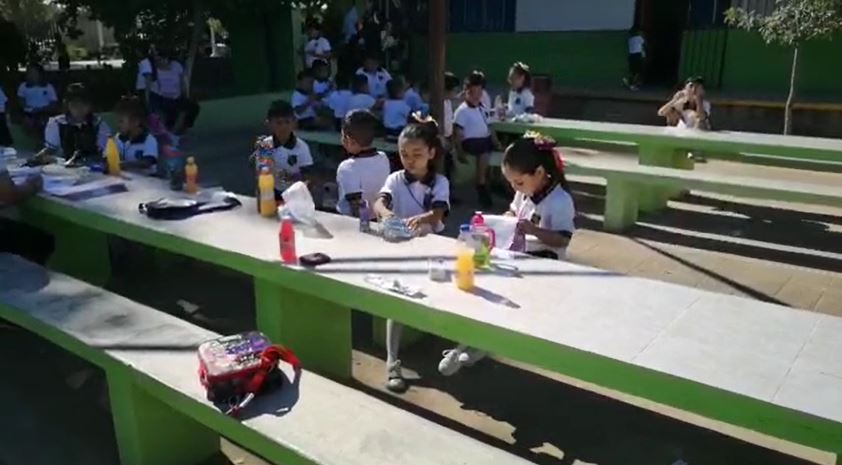 Por falta de malla sombra estudiantes tienen que comer bajo los rayos del sol