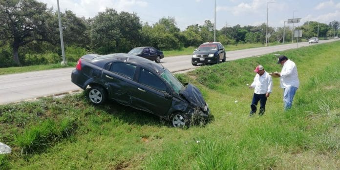 Trailer le invade carril y terminó fuera de la cinta asfáltica
