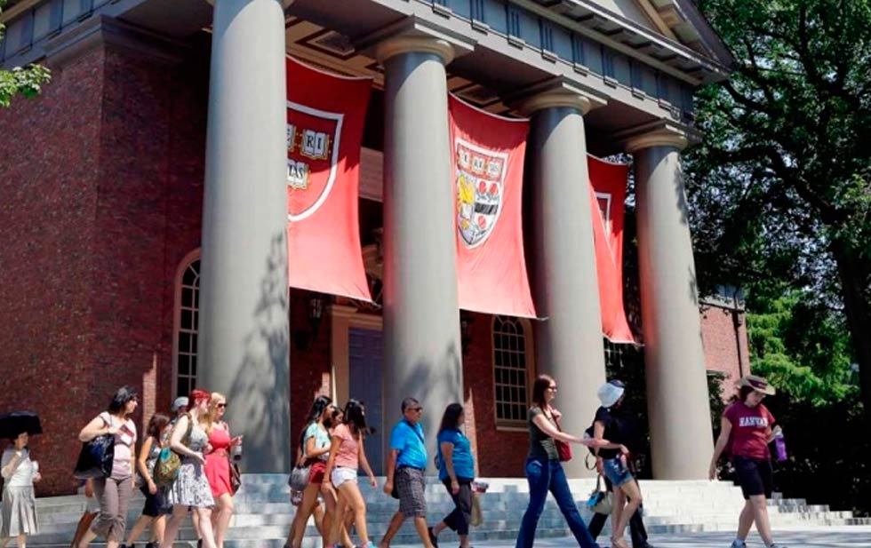 Demandan a la Universidad de Harvard por discriminación racial
