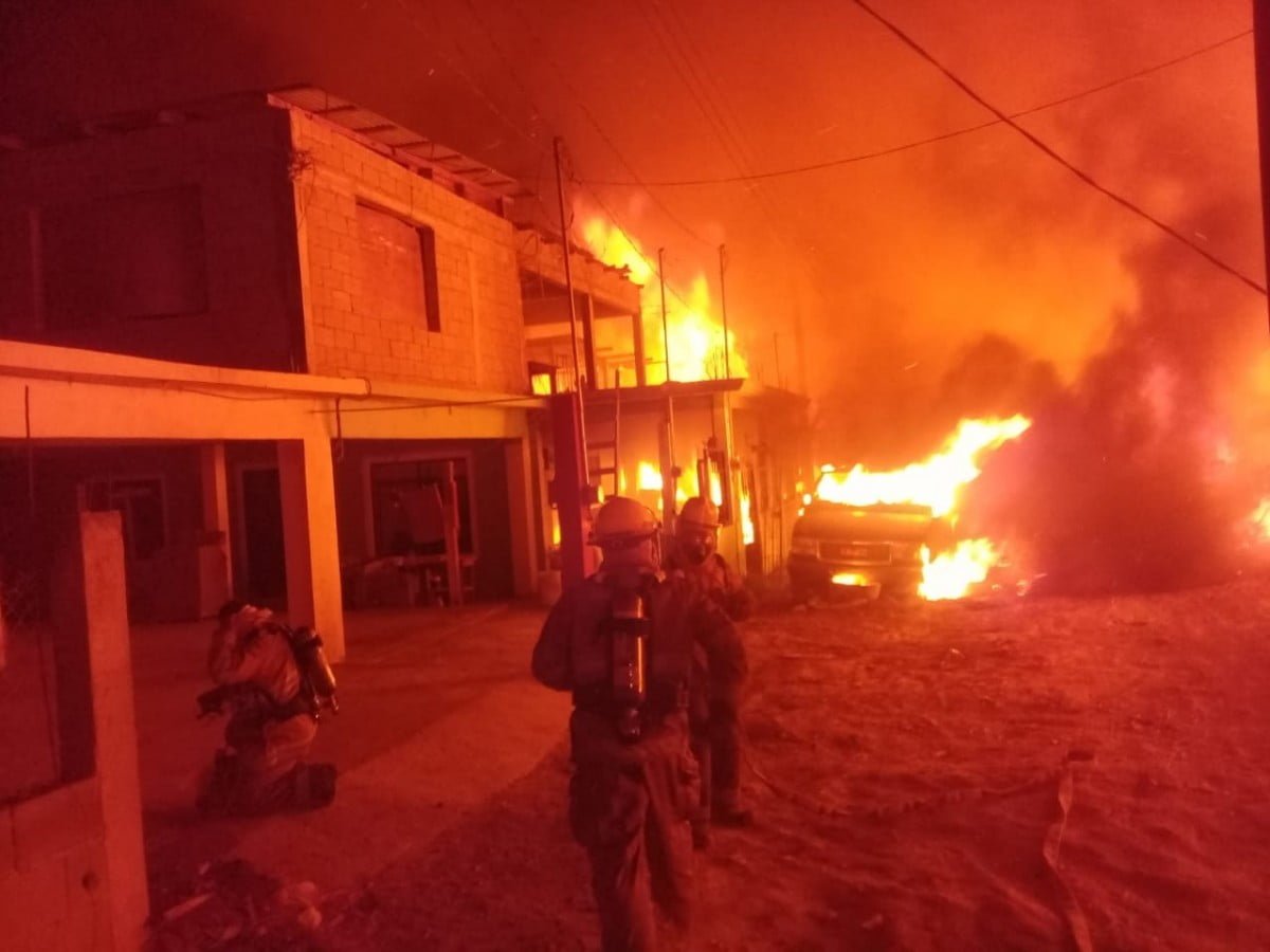 Corto circuito provoca voraz incendio durante la madrugada en Reynosa