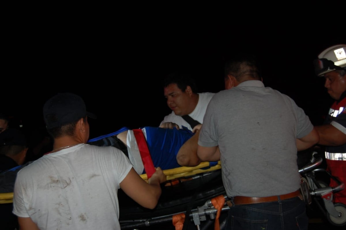 Vuelca autobús en carretera Tampico- Valles; hay 10 lesionados de gravedad