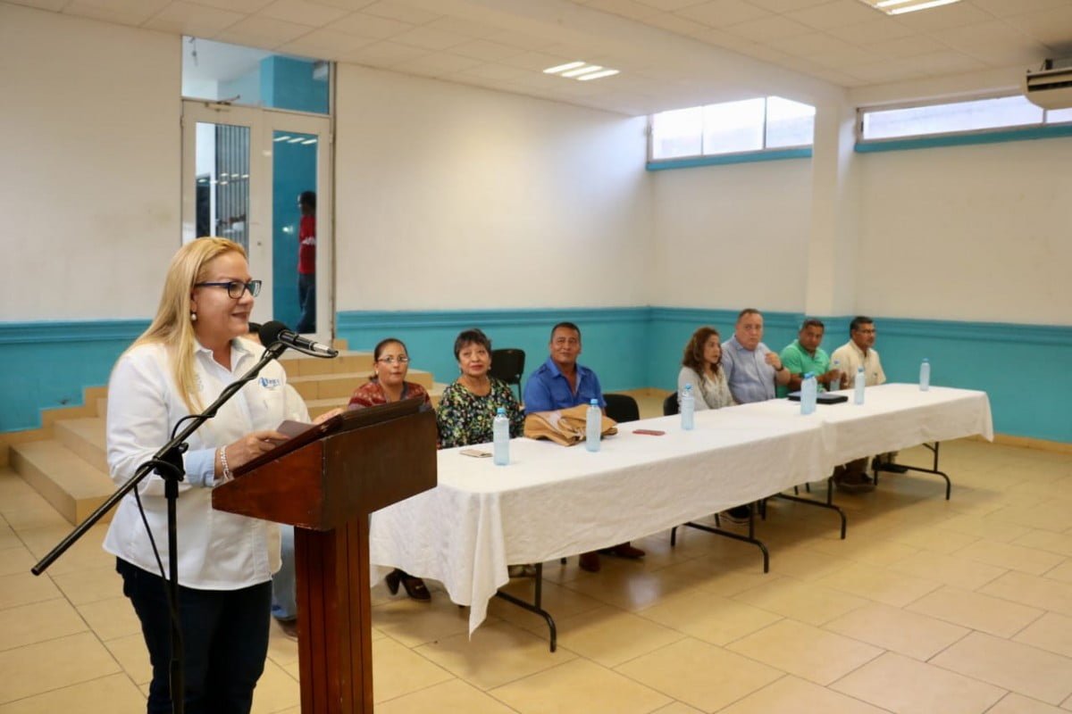 Entregan becas en Altamira a hijos de empleados sindicalizados