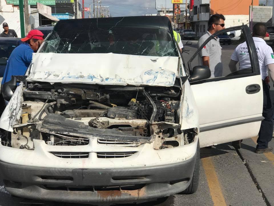 Se queda sin frenos y choca con camión