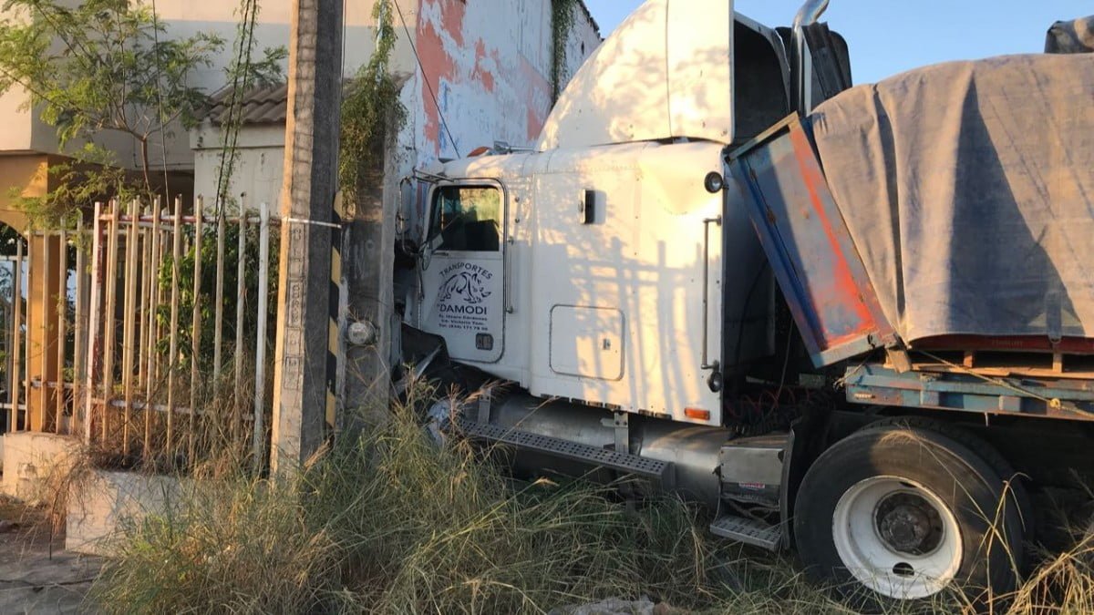 Se mete tráiler en domicilio en Victoria