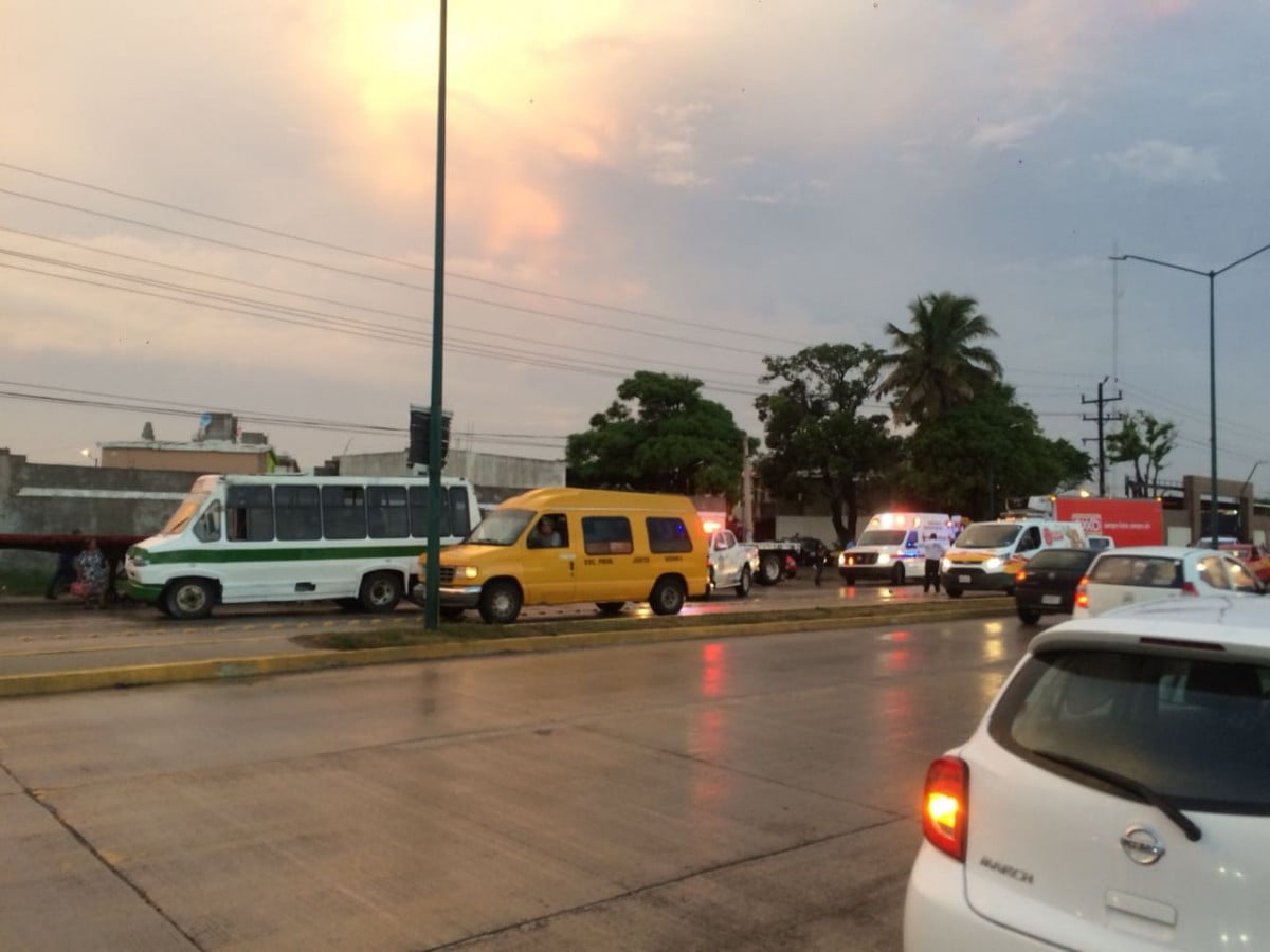 Camión de Oxxo impacta microbús; hay 12 lesionados
