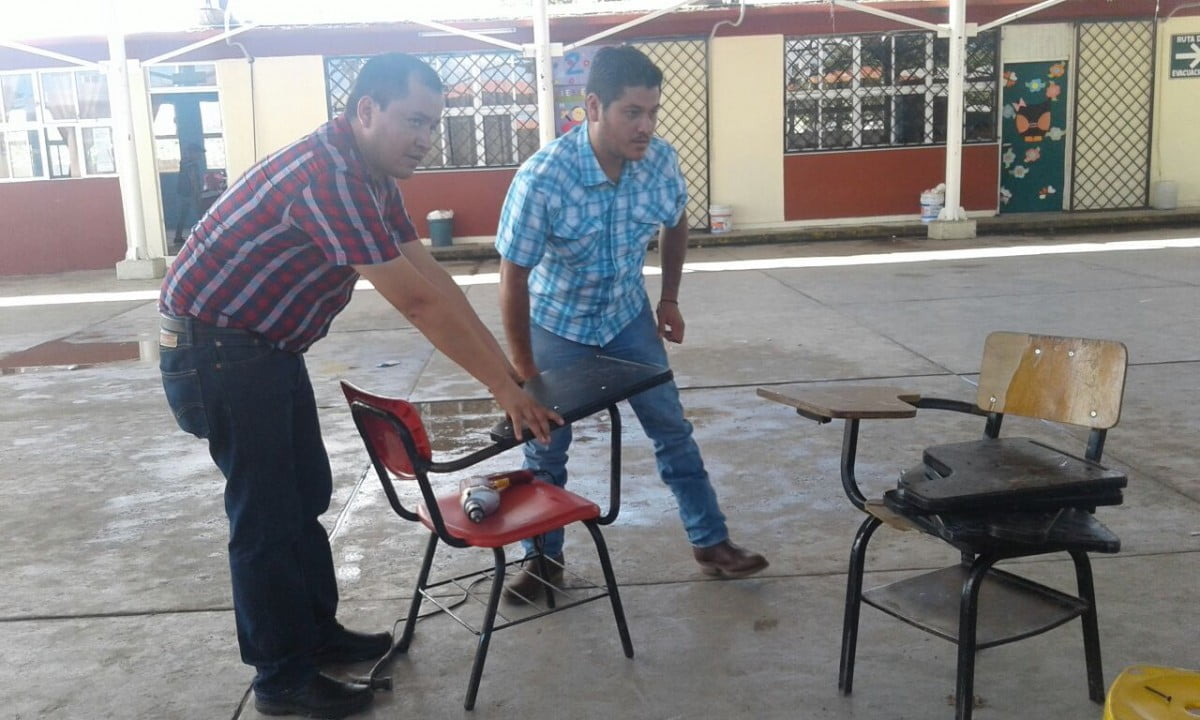 Maestros e intendente en primaria deciden reparar mesabancos; ni SET ni ITIFE responden