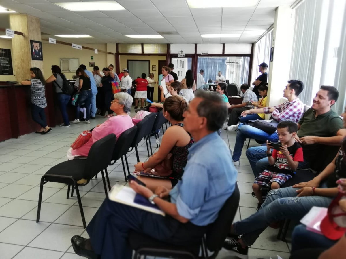 Hasta una hora deben hacer fila para obtener actas de nacimiento en Tampico
