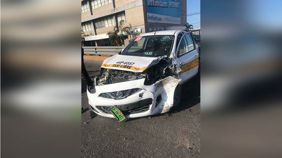 Taxista choca con camioneta; hay un lesionado