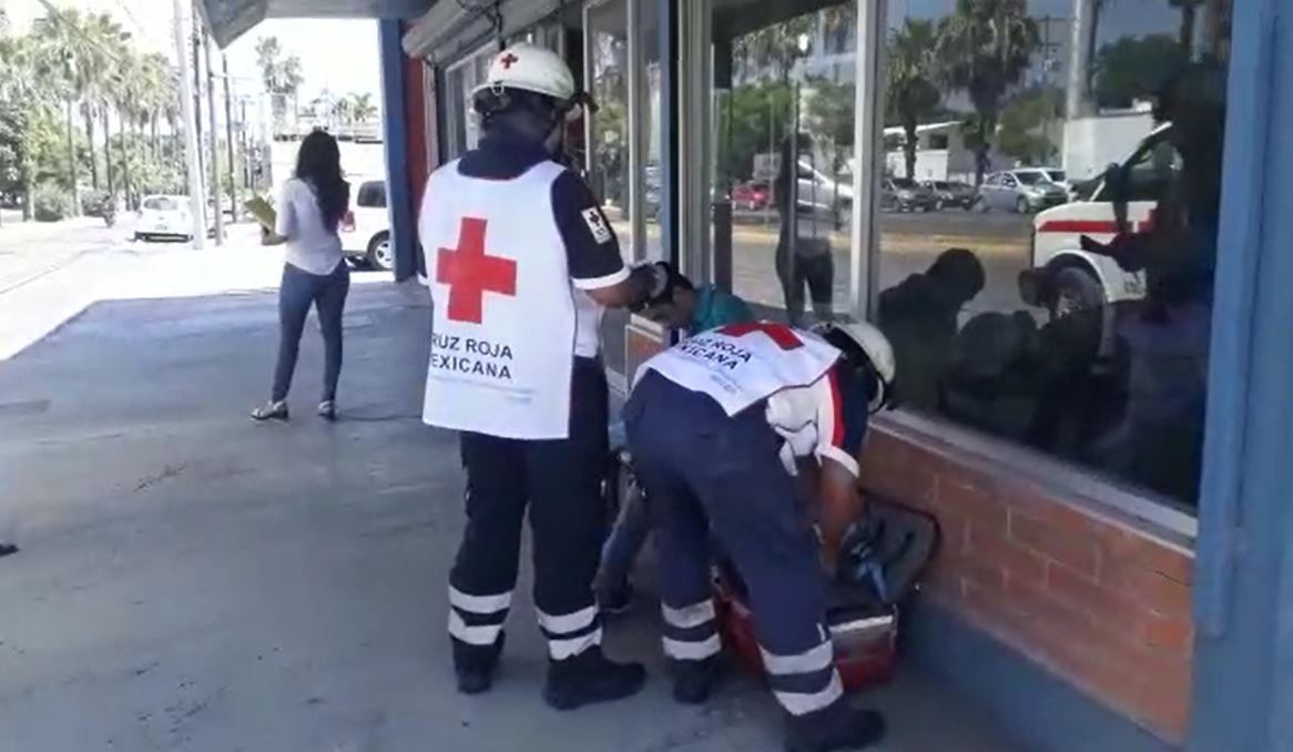 Jovencita se vuela el alto y arrolla a motociclista