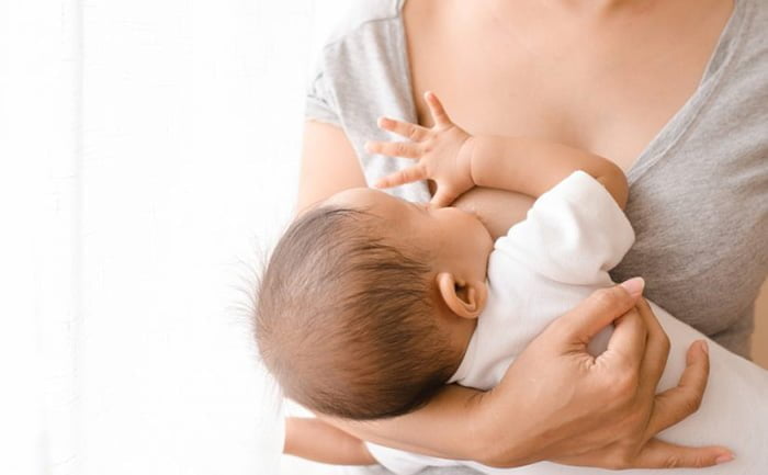 Difunden beneficios de la lactancia materna