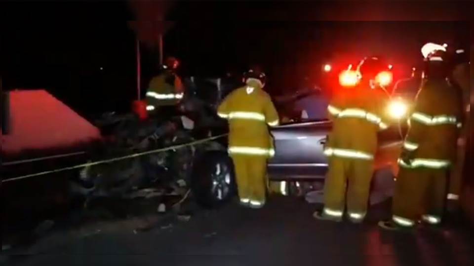 Muere pareja al estrellarse con tráiler