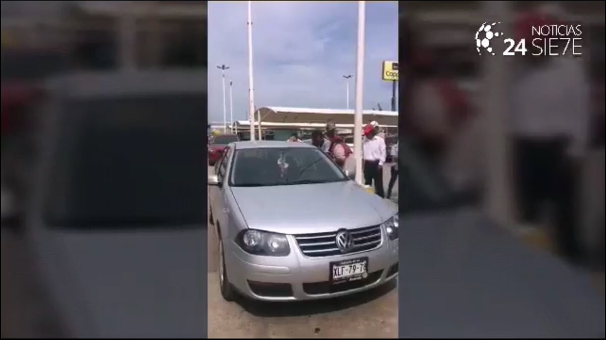 Deja a su hija dormida en el carro y queda atrapada al activarse los seguros