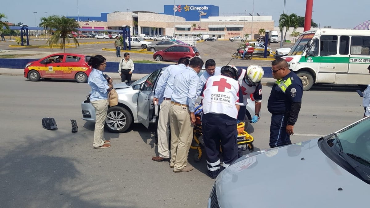 Choca, se pone nerviosa y pisa el acelerador; tres unidades chocadas y dos lesionados es el saldo
