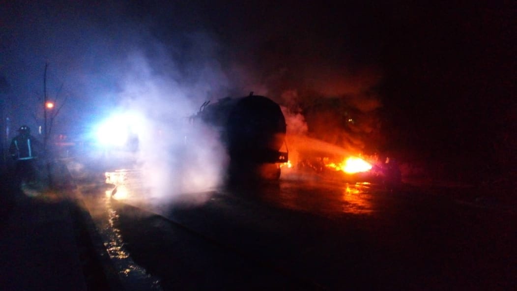 Se incendia pipa cargada de combustible en Matamoros