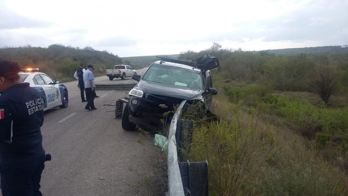 Barra de metal atraviesa camioneta: Muere el conductor