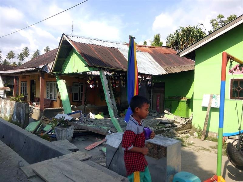Terremoto de 7.5 grados sacude Indonesia