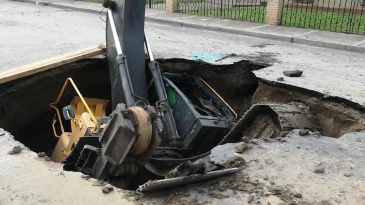 Socavón se traga máquina mientras realizaba trabajos en Nuevo Laredo