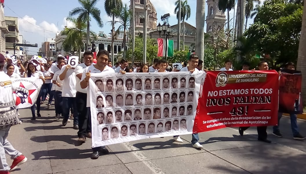 Universitarios realizan marcha para exigir la aparición de los 43 normalistas de Ayotzinapa