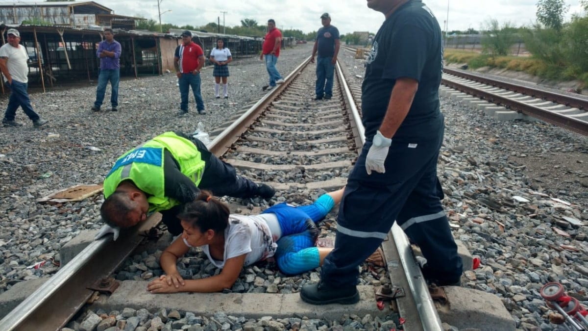 Madre y su hijo recién nacido son arrollados por el tren