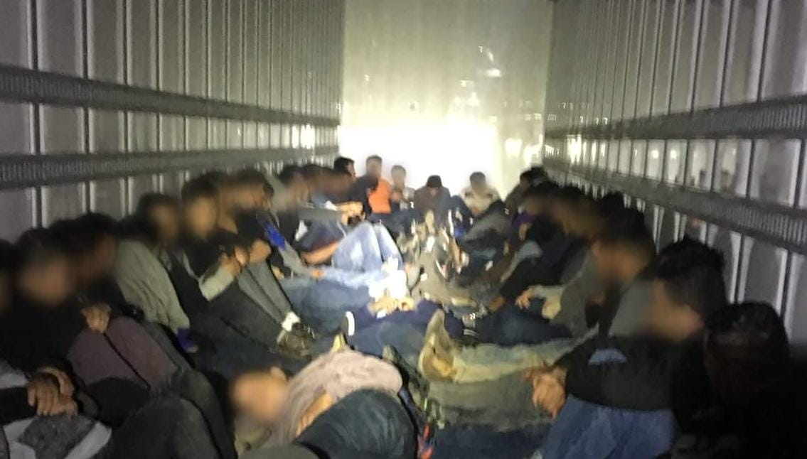 Descubren a 62 indocumentados que viajaban ocultos en un camión refrigerante