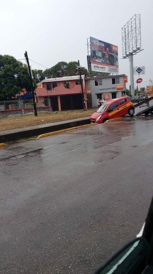 Taxista cae a canal a cielo abierto en Tampico