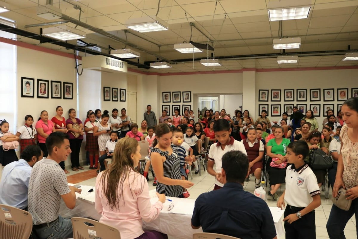 Entregan 185 becas a estudiantes victorenses