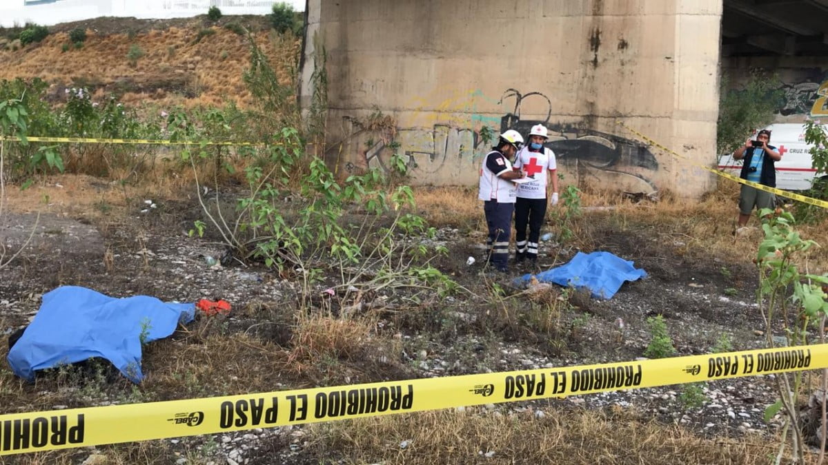 Ebrios motociclistas caen de puente y mueren al instante