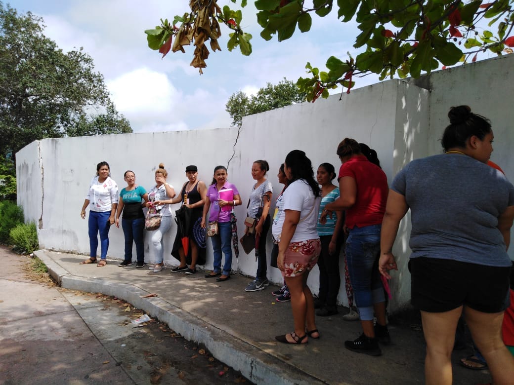 Barda del Kínder a punto de colapsar; madres de familia temen por la integridad de sus hijos