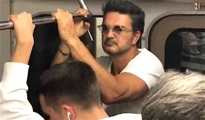 Ricardo Arjona viaja en metro y ¡nadie le reconoce!