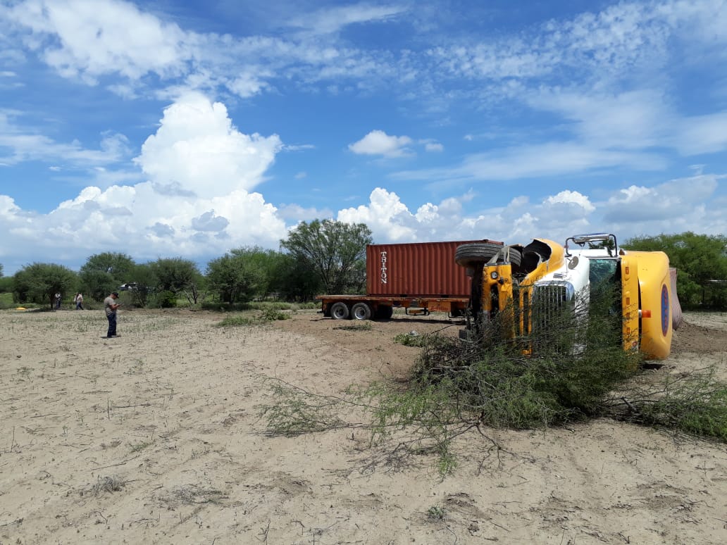 Vuelca tractocamión en la Victoria – Zaragoza