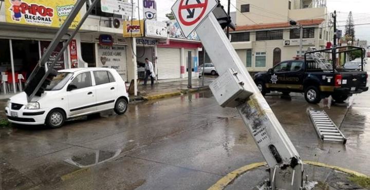 Semáforo cae encima de automóvil en Ciudad Madero