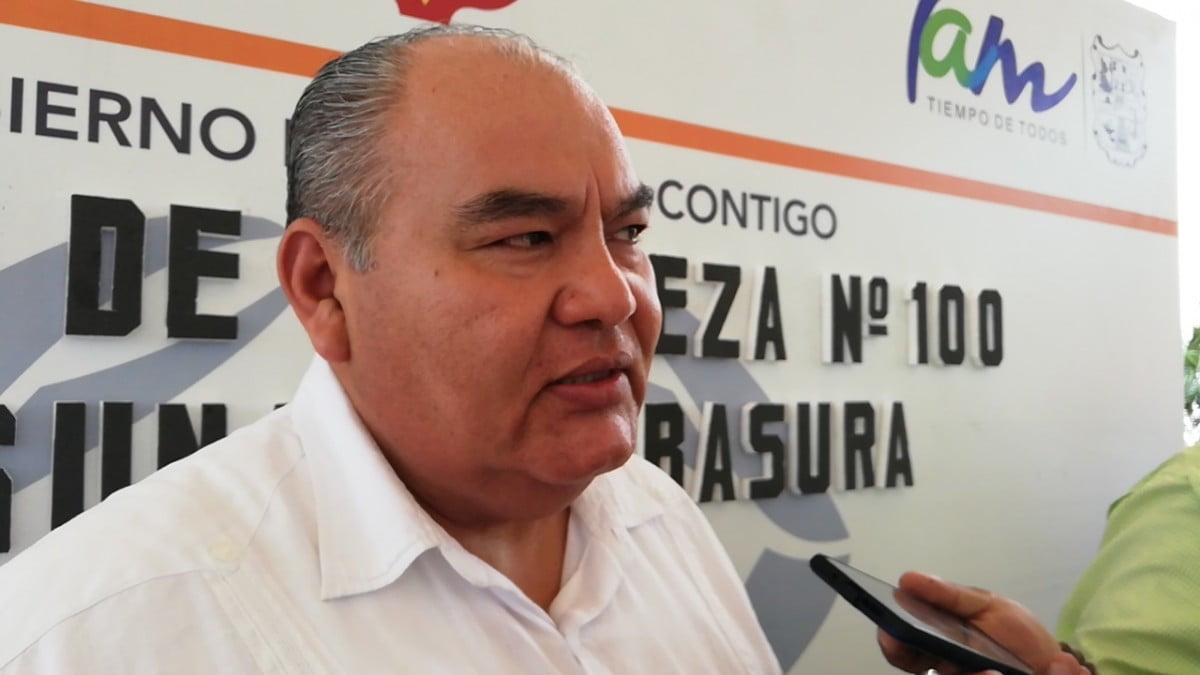 Constructoras vierten escombros en la vía pública